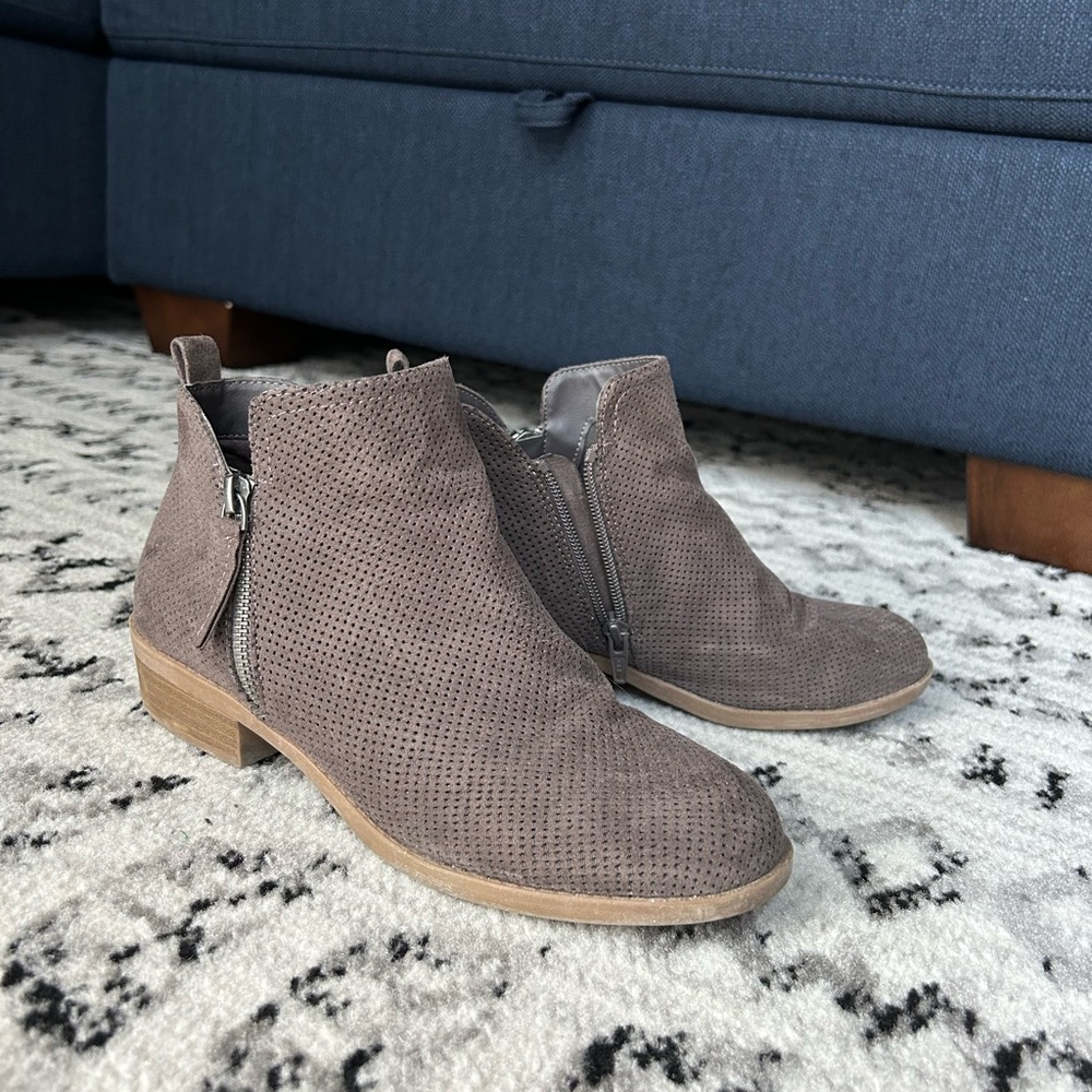 Universal Thread booties